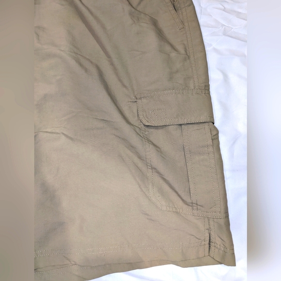 L.L.Bean Men's 10" Supplex Sport Cargo Shorts - Picture 4 of 9